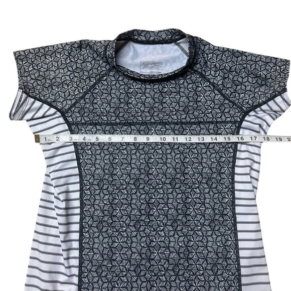 Patagonia Worn Wear Women’s Short-Sleeved Micro Swell Rashguard. Size Large - Picture 4 of 8